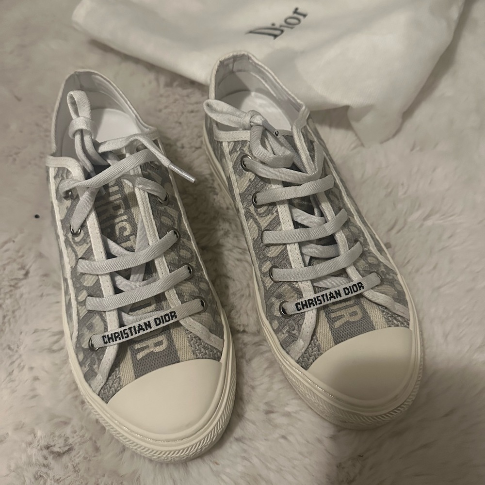 Dior women’s Sneaker White/Blk B23 LOW-TOP SNEAKER in a really good condition